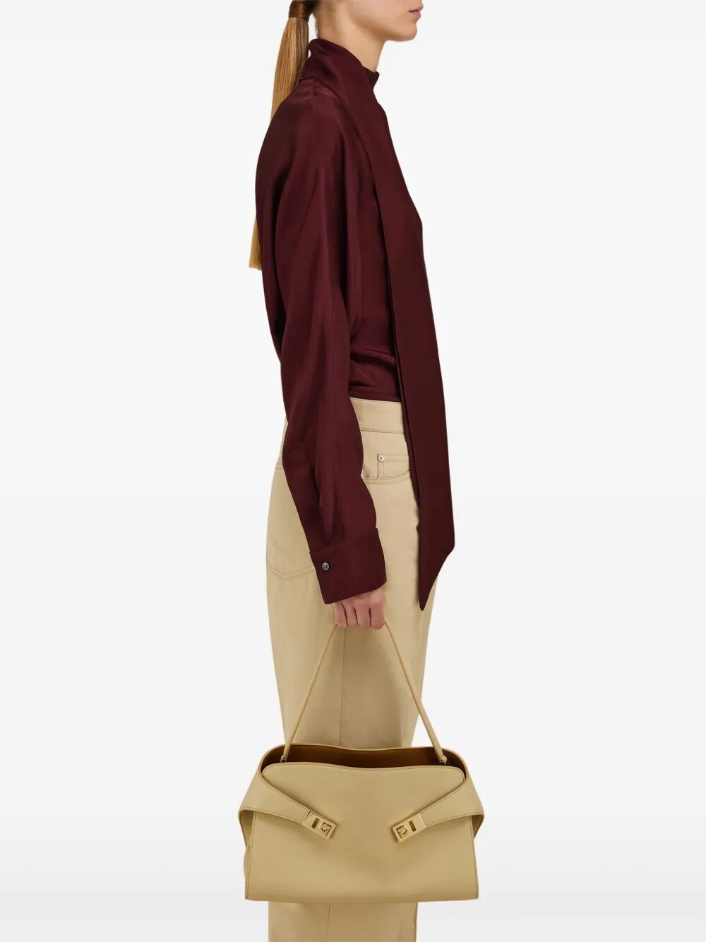 Bolsa de ombro Ferragamo Hug Soft média bicolor para mulheres