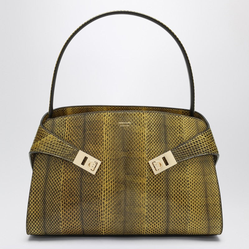 Bolsa Ferragamo Hug Soft M na cor gengibre/marrom escuro para mulheres