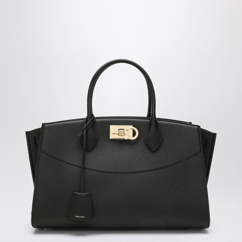 Bolsa Ferragamo Studio L na cor preta para mulheres