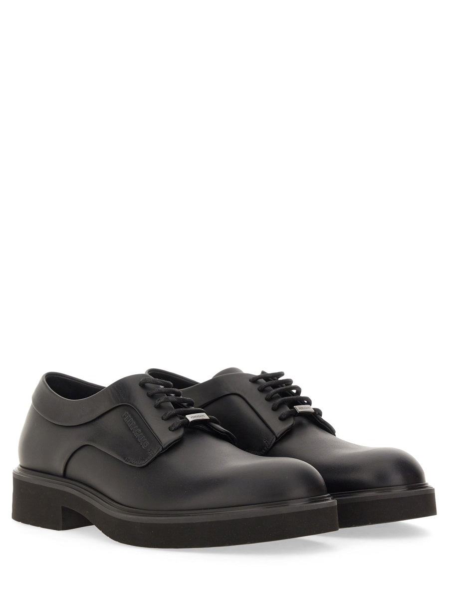 Ferragamo Derby Masculino com Ornamento