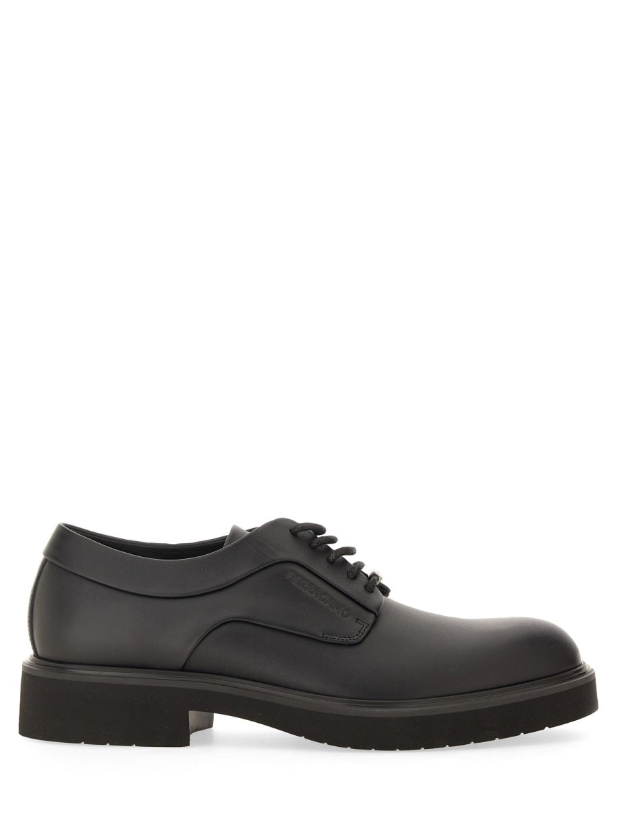 Ferragamo Derby Masculino com Ornamento