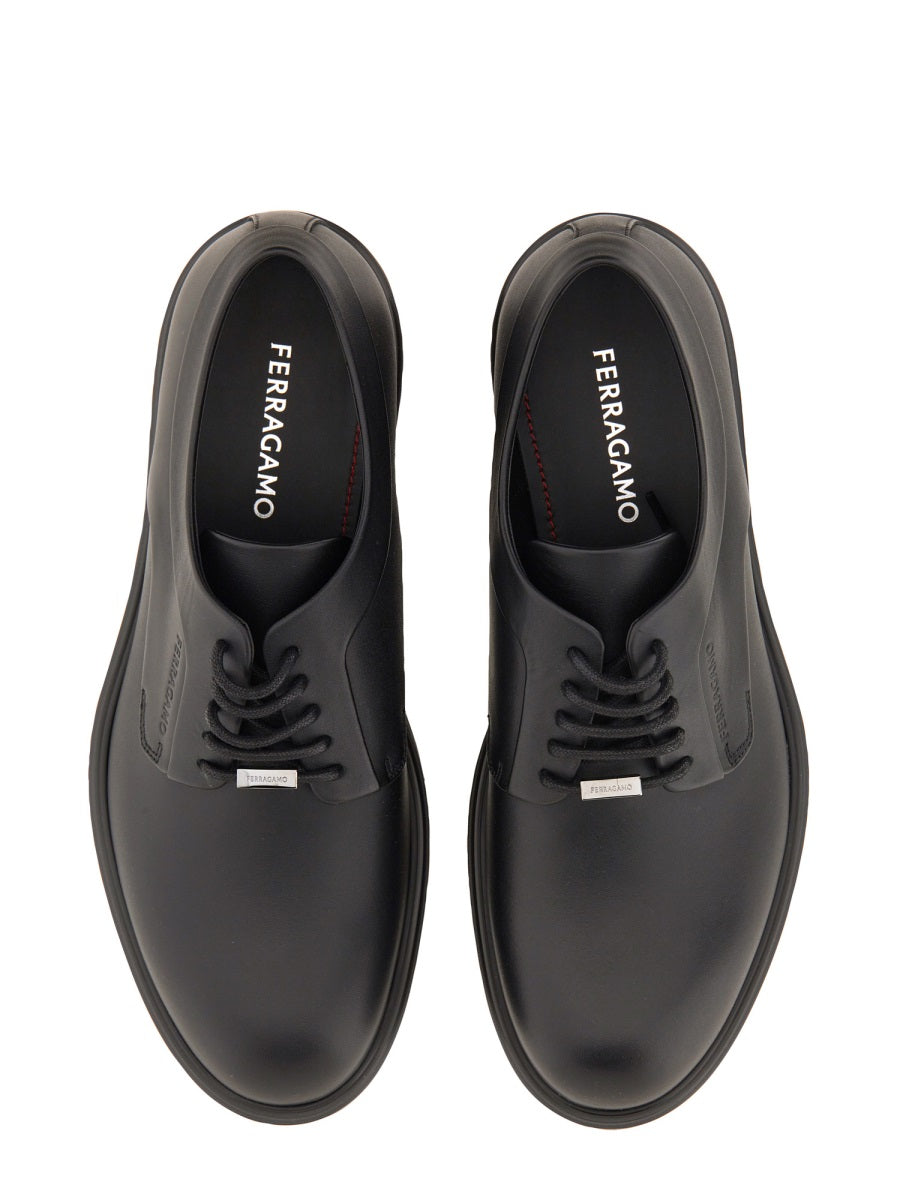 Ferragamo Derby Masculino com Ornamento