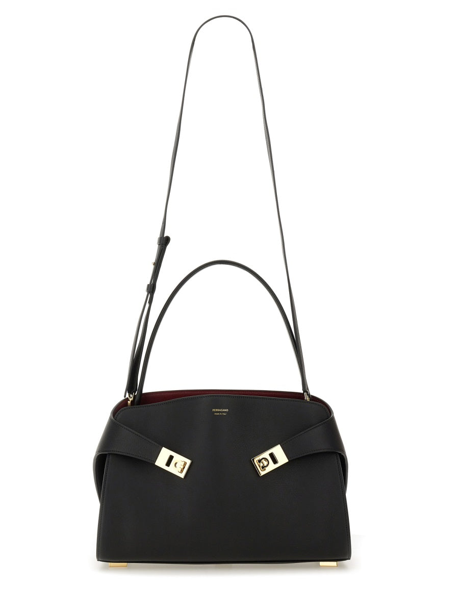 Bolsa de ombro feminina Ferragamo "Hug Soft"