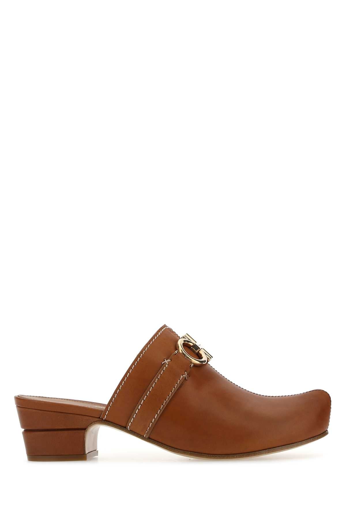 Salvatore Ferragamo Mules Phobos de couro caramelo para mulheres