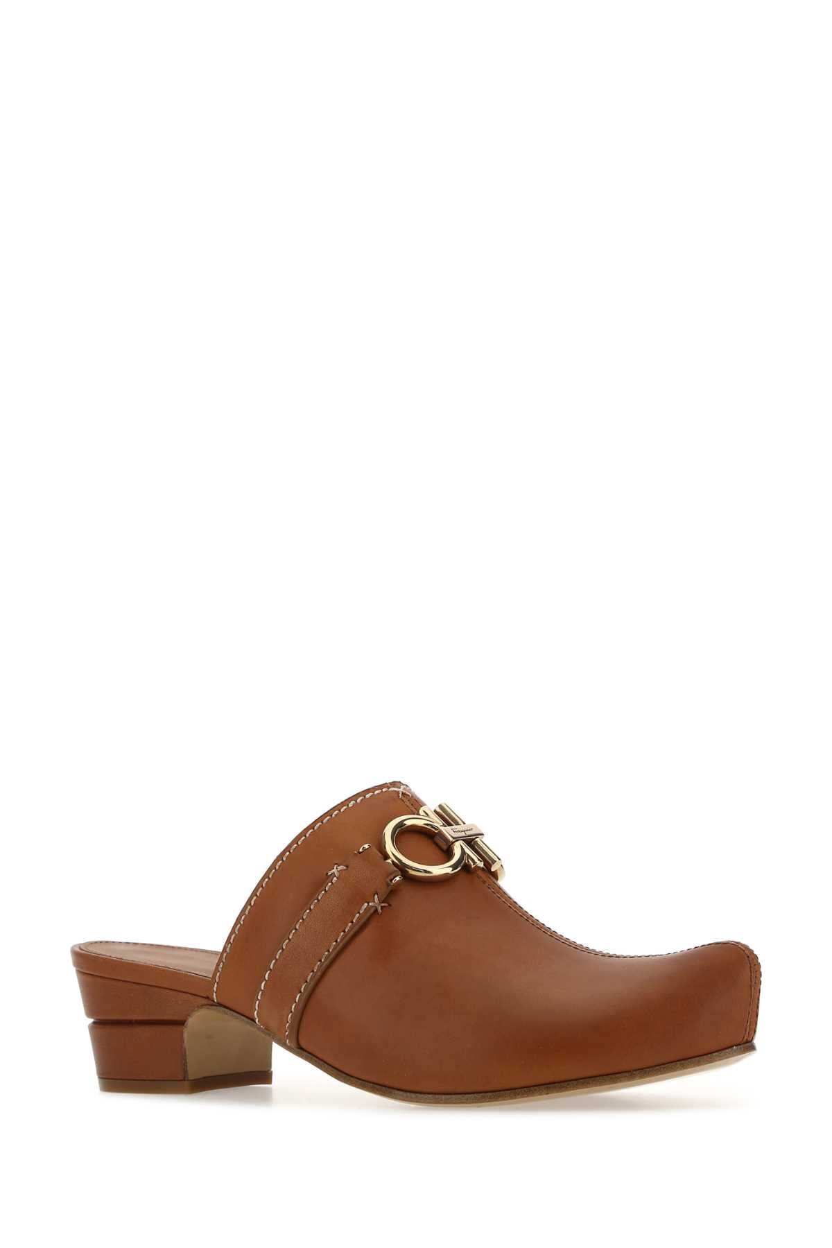 Salvatore Ferragamo Mules Phobos de couro caramelo para mulheres