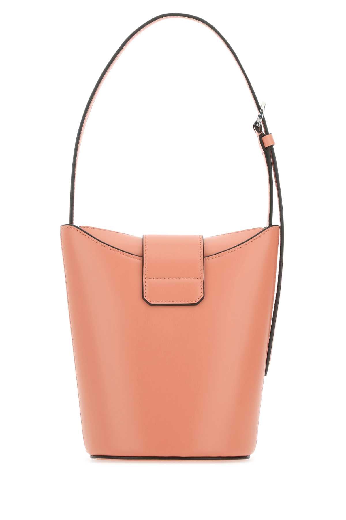 Bolsa saco feminina Salvatore Ferragamo em couro azul pastel claro.