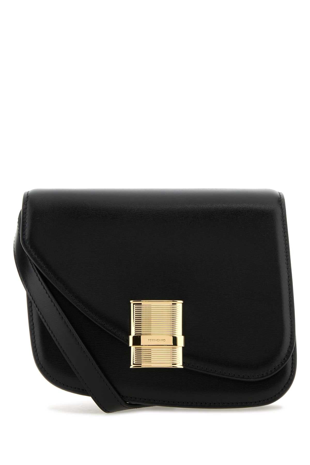 Bolsa transversal feminina Salvatore Ferragamo em couro preto.