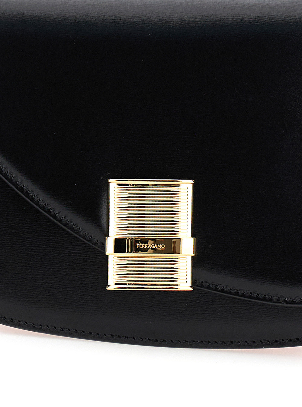 Bolsa transversal assimétrica Ferragamo feminina 'Fiamma S' preta com detalhe de logotipo em couro.