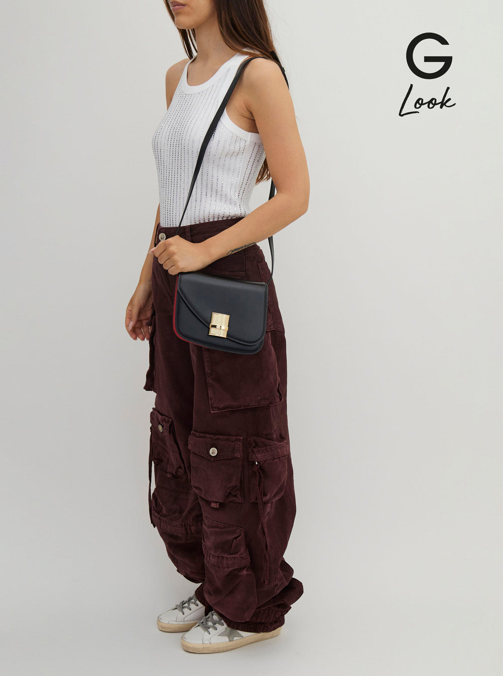 Bolsa transversal assimétrica Ferragamo feminina 'Fiamma S' preta com detalhe de logotipo em couro.