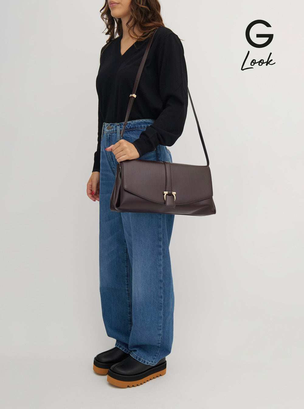 Bolsa transversal feminina Ferragamo Bordeaux em couro com detalhe de fivela Gancini.