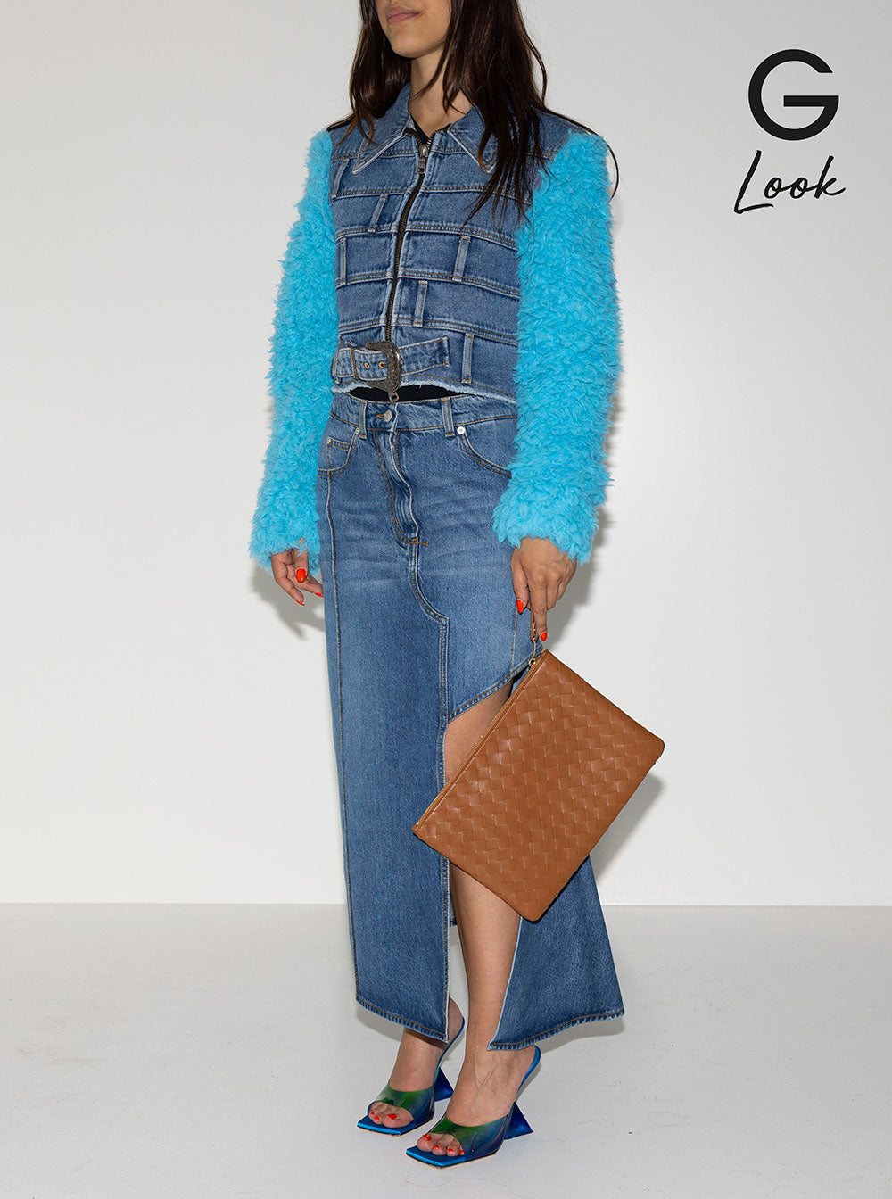 Bottega Veneta Women Brown Pouch With Wrist Strap In Intreccio Leather Woman