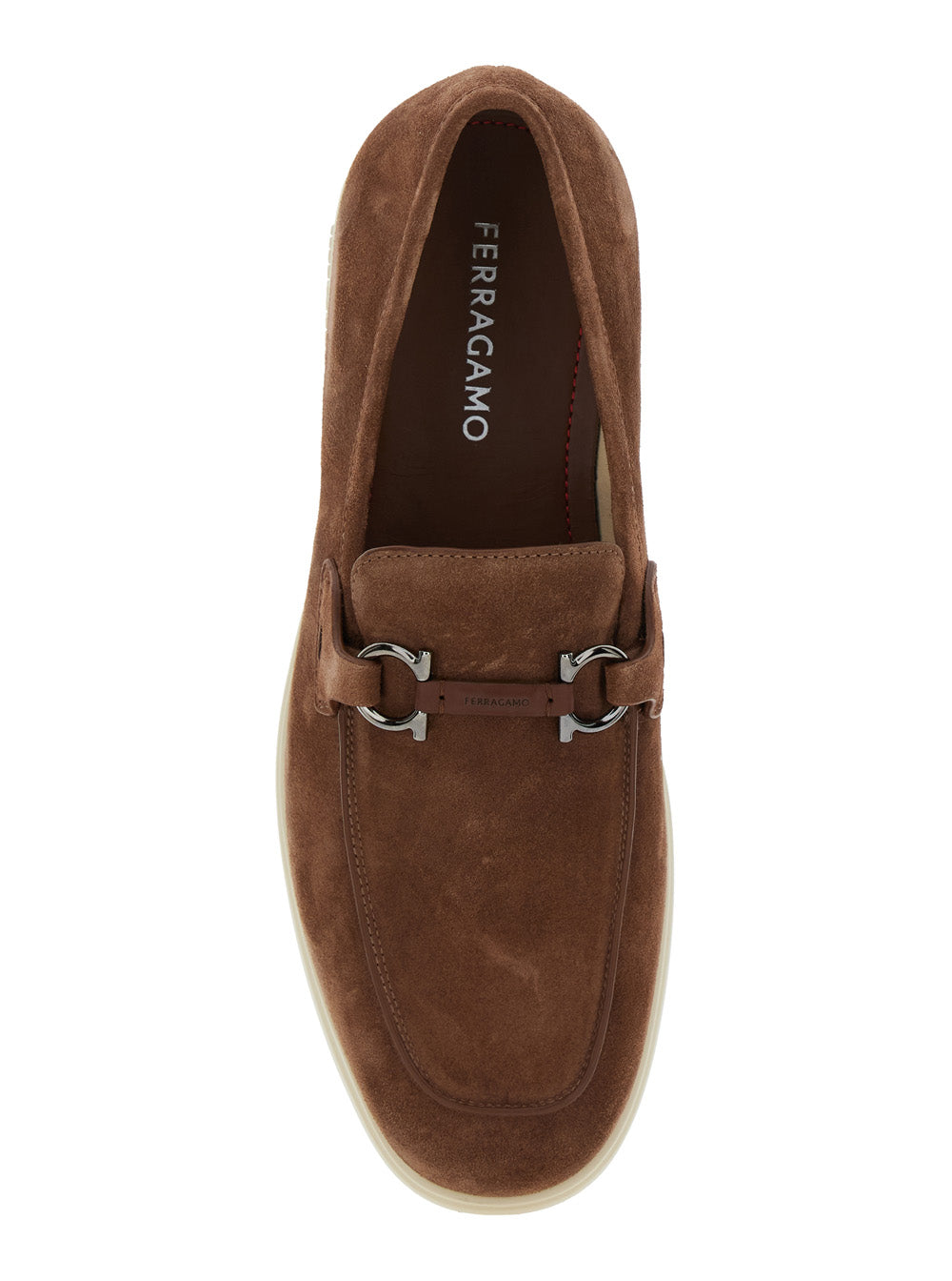 Mocassins Ferragamo masculinos 'Cosimo' em camurça marrom com ganchos metálicos na frente.