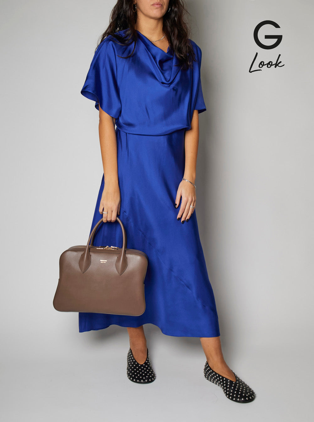 Bolsa feminina Ferragamo marrom com três zíperes e logo estampado na frente, em couro.