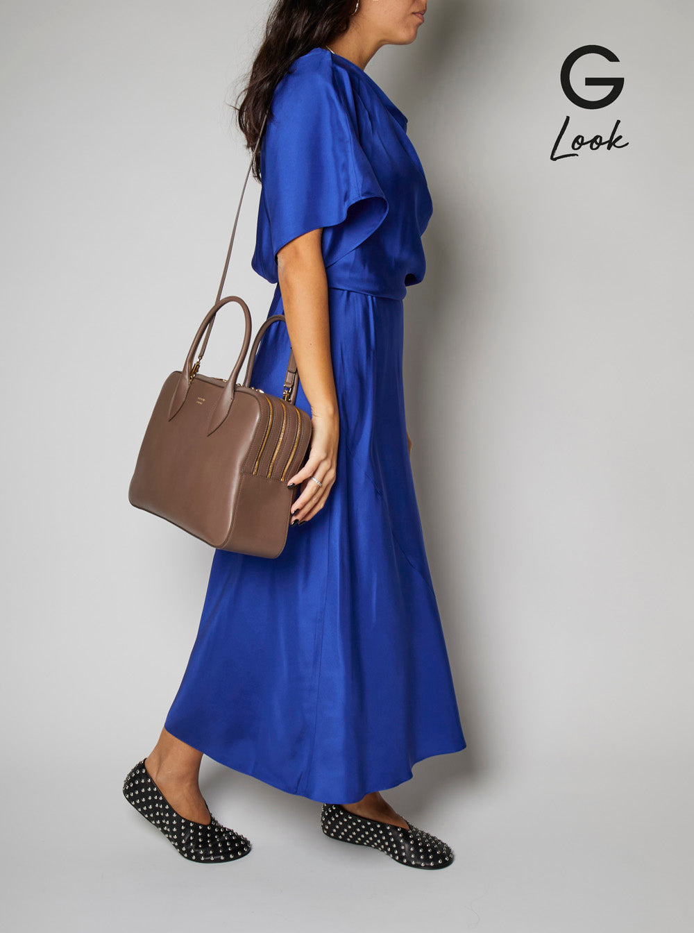 Bolsa feminina Ferragamo marrom com três zíperes e logo estampado na frente, em couro.