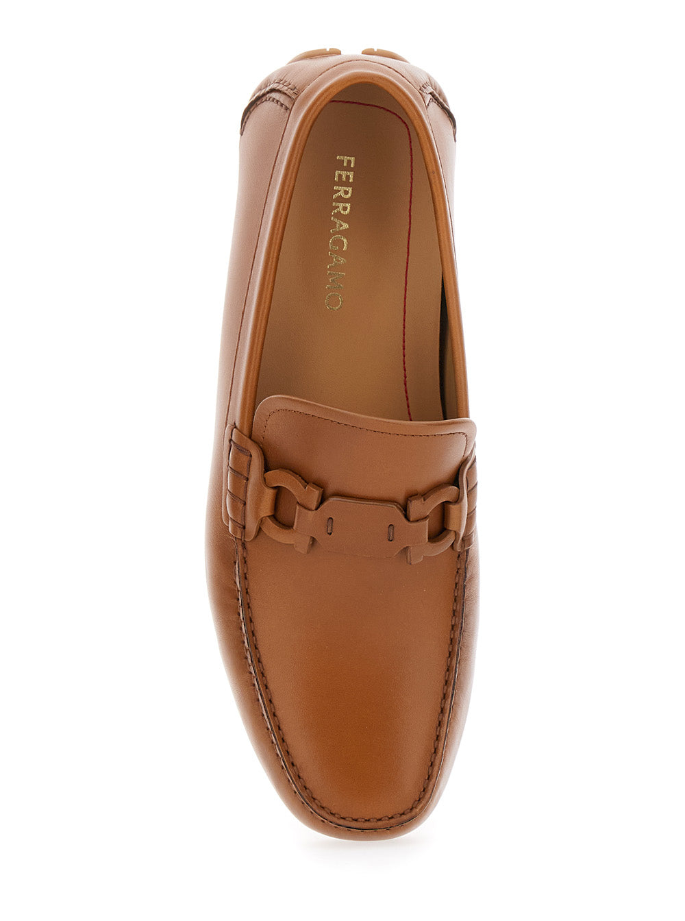 Mocassins Ferragamo masculinos marrons com placa Ganicini na frente em couro.