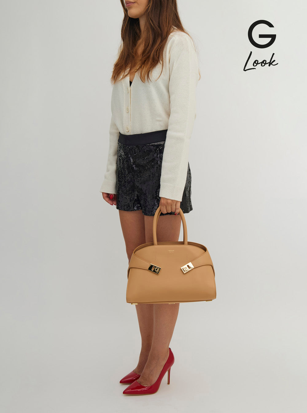 Bolsa de ombro feminina Ferragamo 'Hug Small' bege com logo e fivela Gancini em couro.