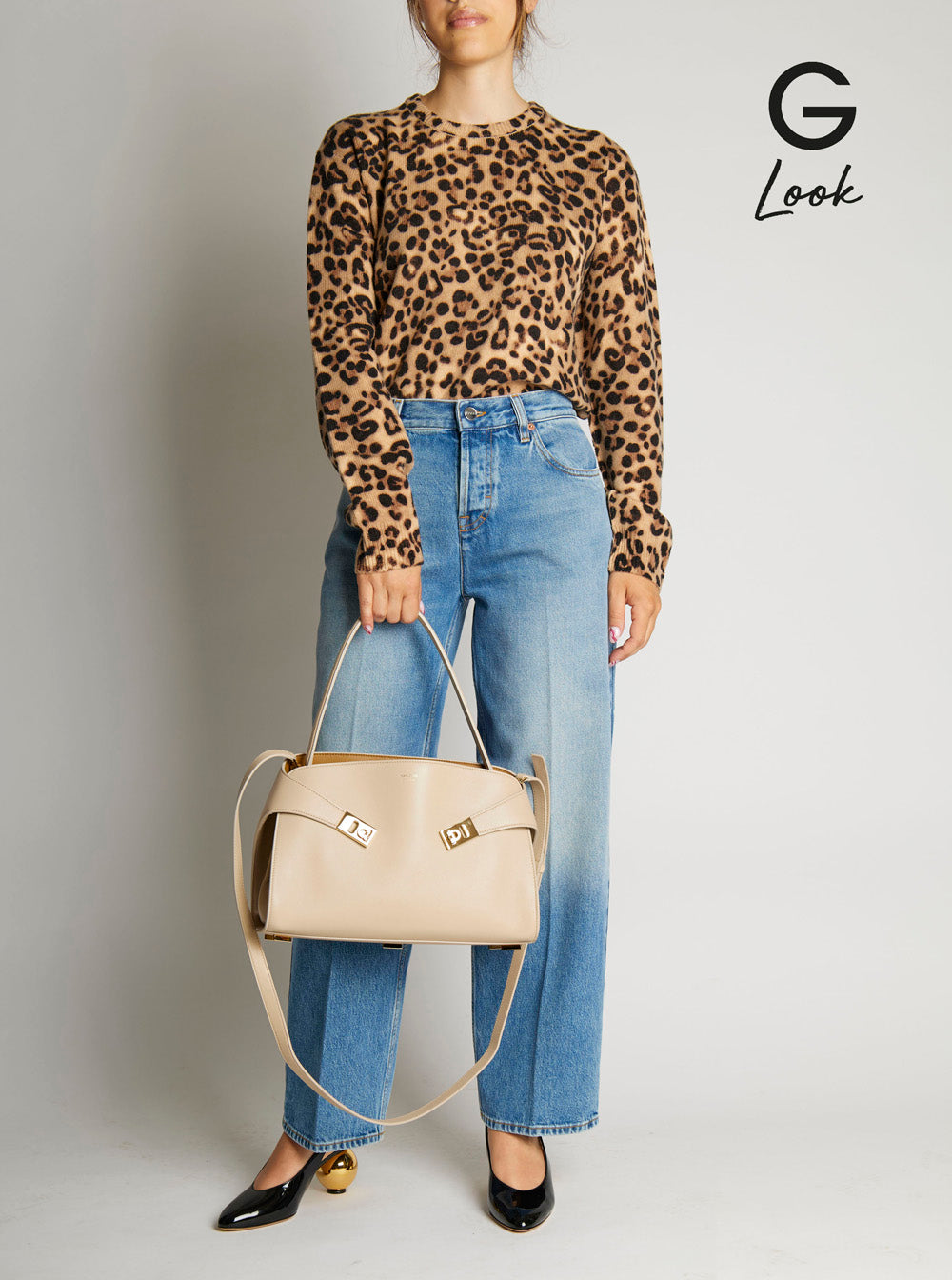 Bolsa de ombro feminina Ferragamo 'Hug' bege com estampa do logotipo na frente em couro.