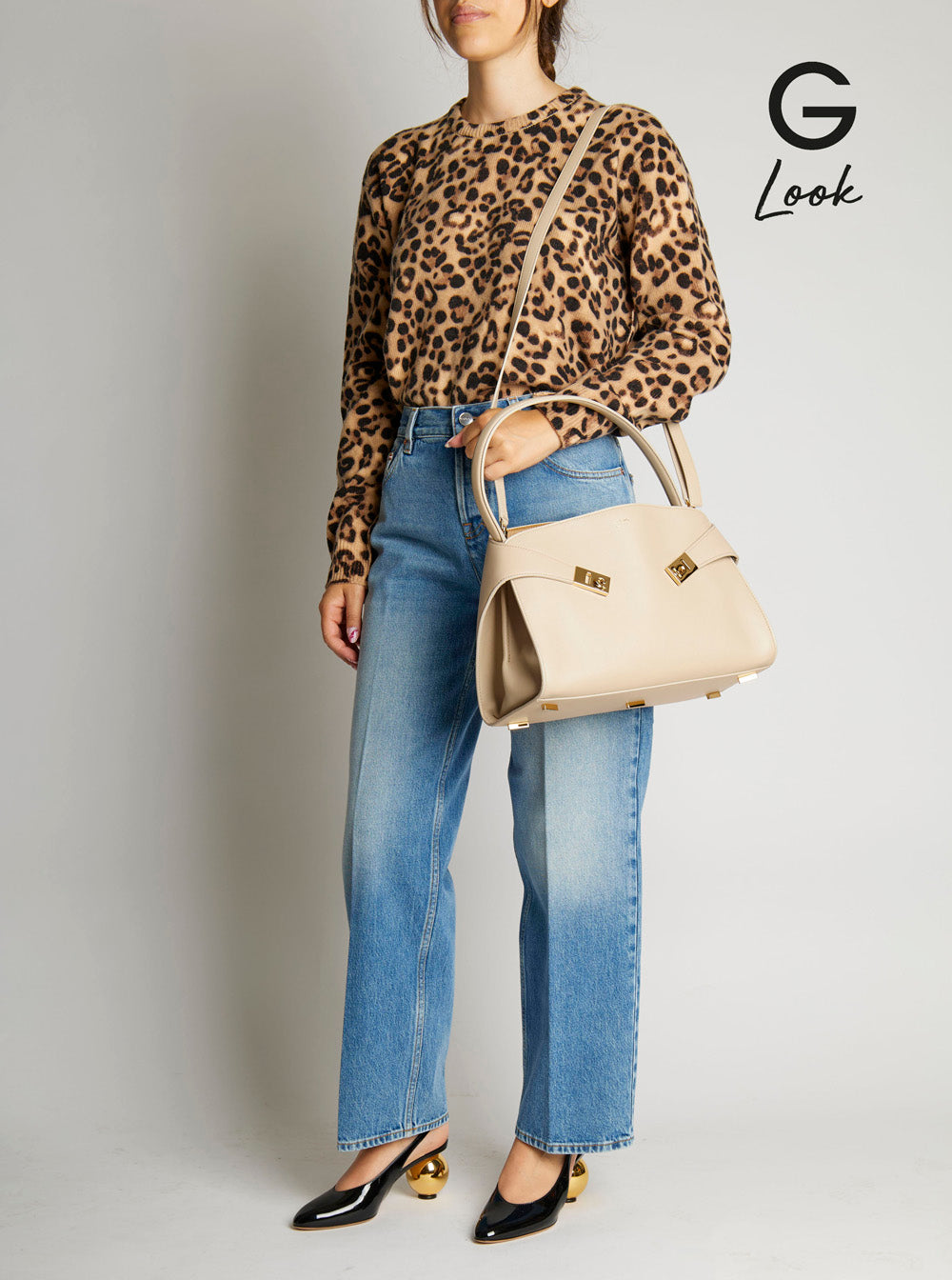 Bolsa de ombro feminina Ferragamo 'Hug' bege com estampa do logotipo na frente em couro.