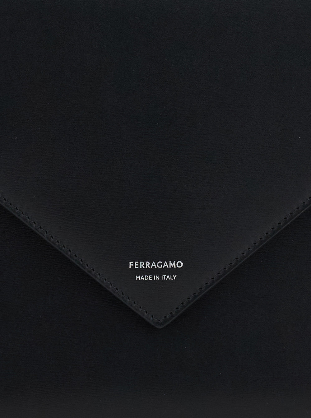 Clutch masculina Ferragamo 'Florence' preta com design envelope e alça em couro.