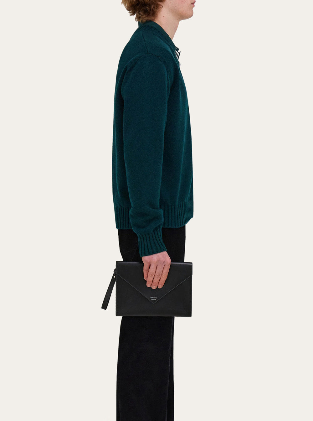 Clutch masculina Ferragamo 'Florence' preta com design envelope e alça em couro.