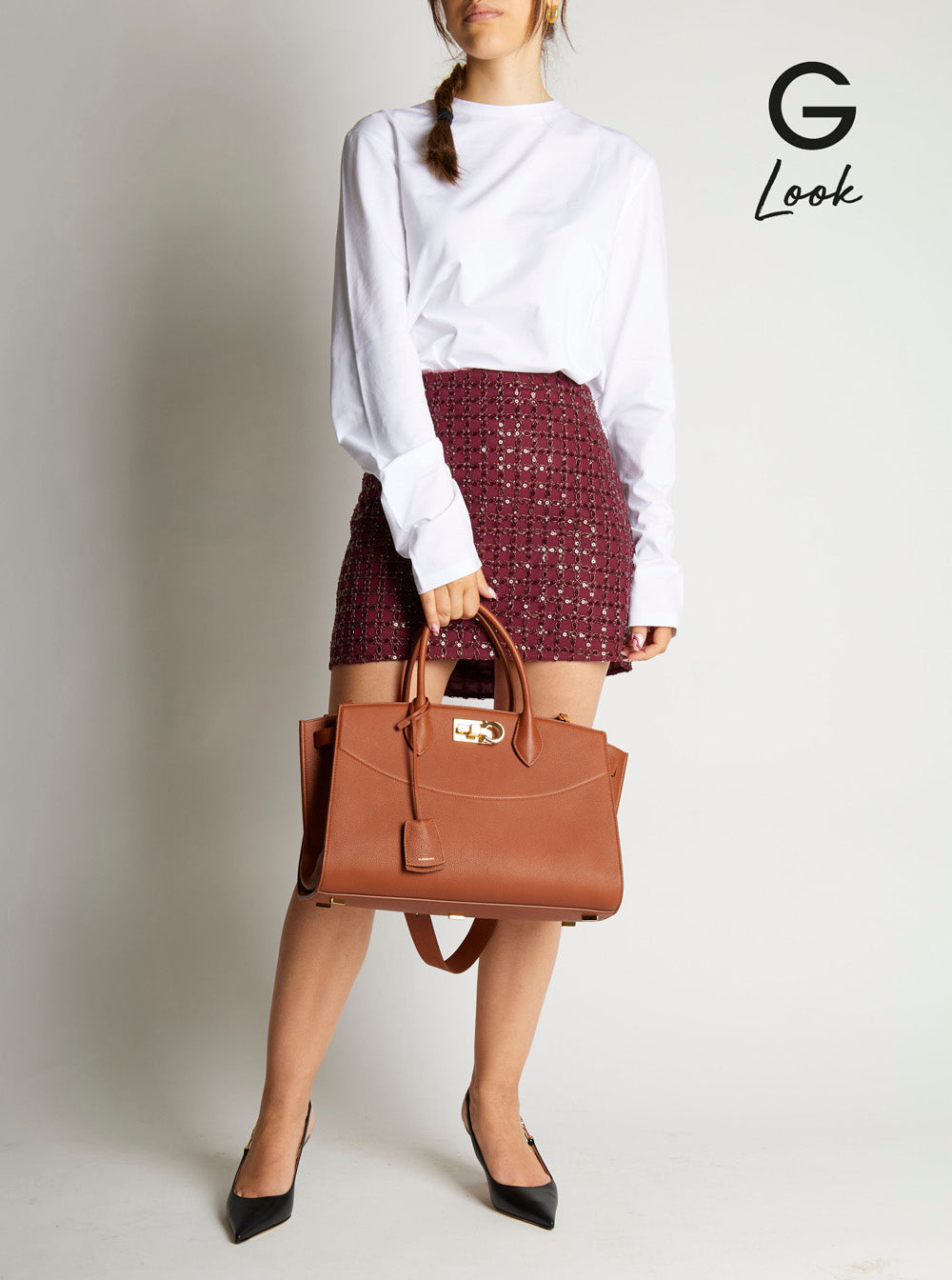 Bolsa feminina Ferragamo marrom com alça de ombro ajustável e removível e fecho giratório Gancini em couro granulado.