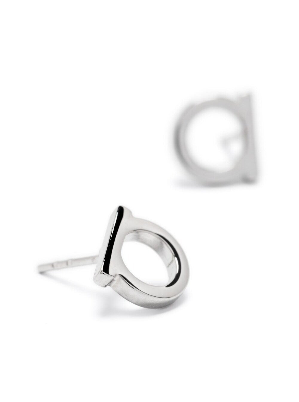 Brincos Ferragamo Gancini prateados em latão para mulheres