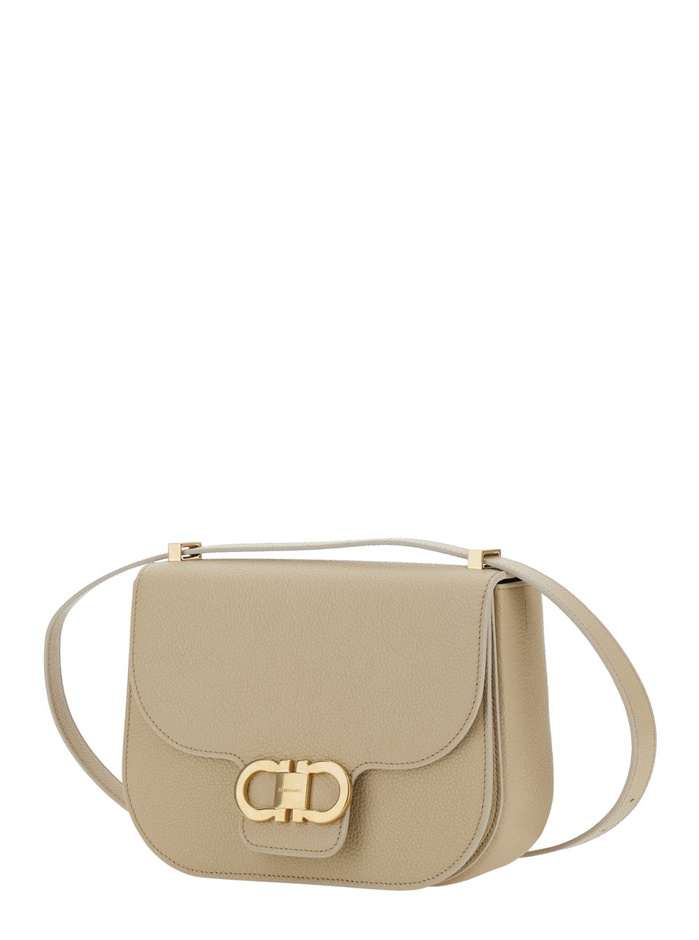 Bolsa de ombro feminina Ferragamo bege com detalhe Gancini metálico na frente em couro martelado.