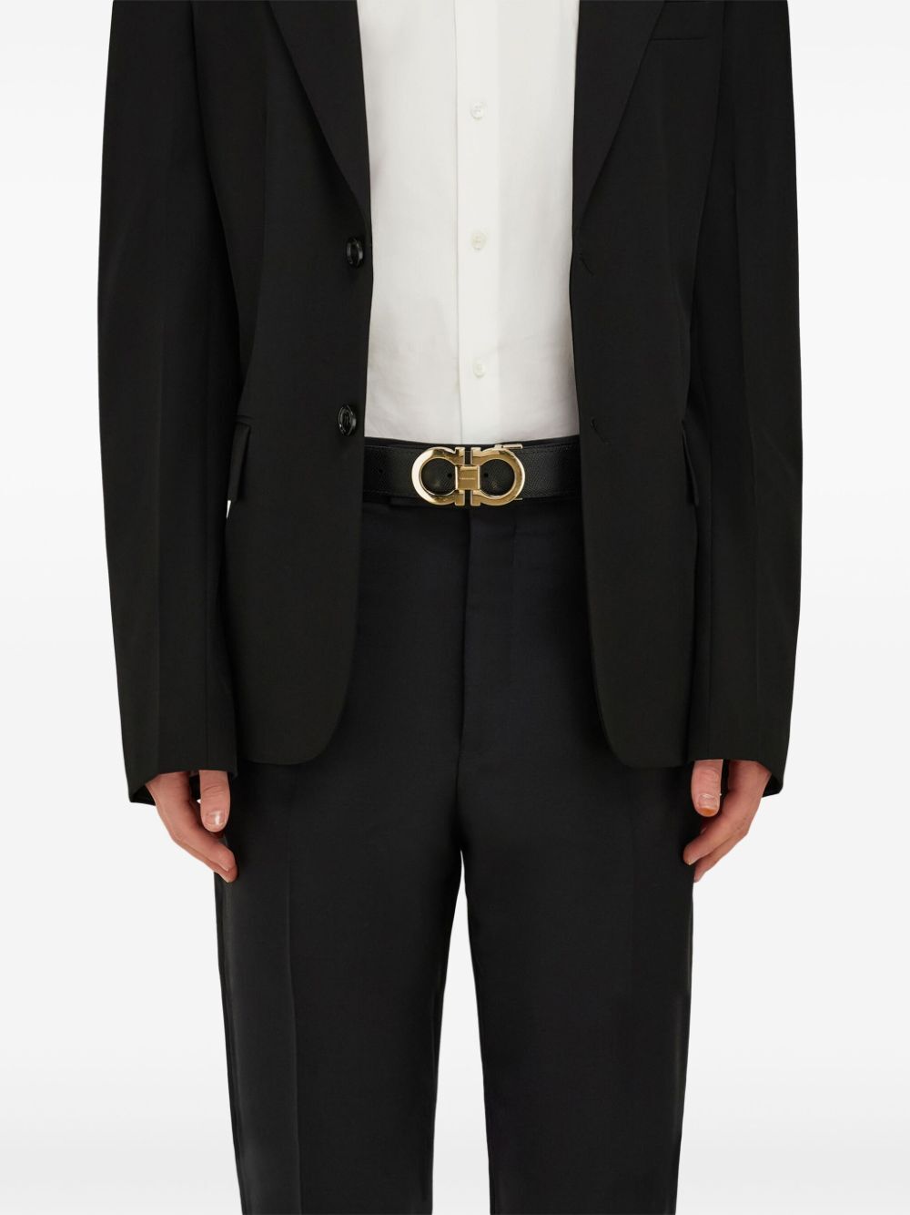 Cinto Ferragamo Gancini reversível em couro granulado para homem.