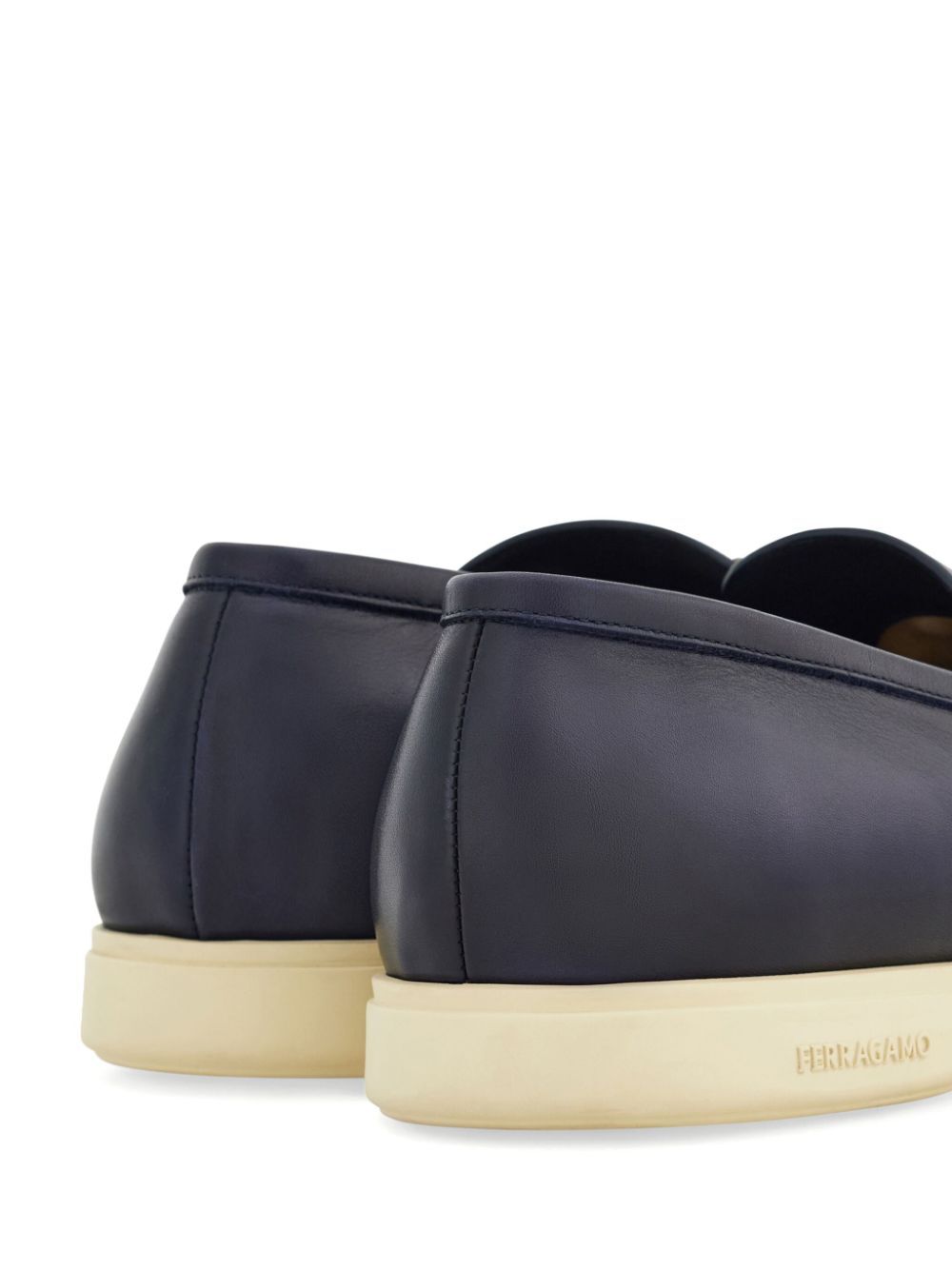 Mocassins casuais masculinos Ferragamo Cosimo em couro com fivela Gancini