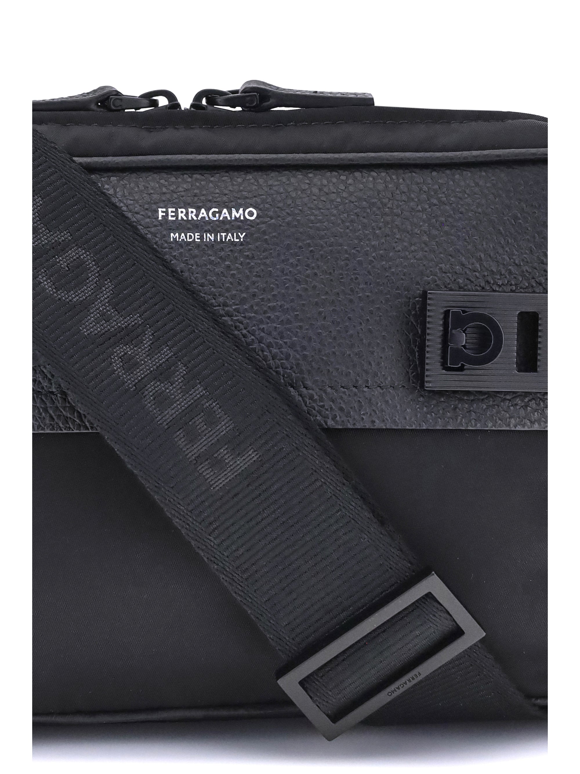 Bolsa de ombro Ferragamo masculina com fivela Gancini