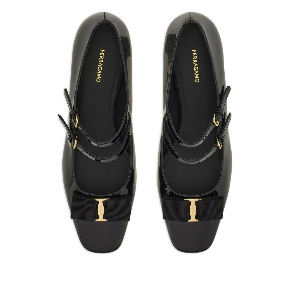 Sapatos de salto alto Ferragamo pretos femininos