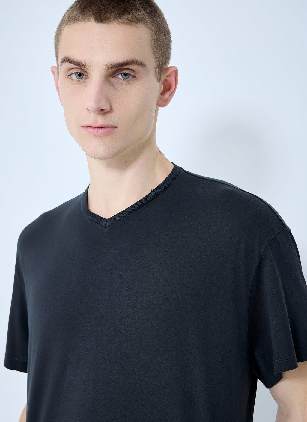 Rier Men V Neck T-Shirt