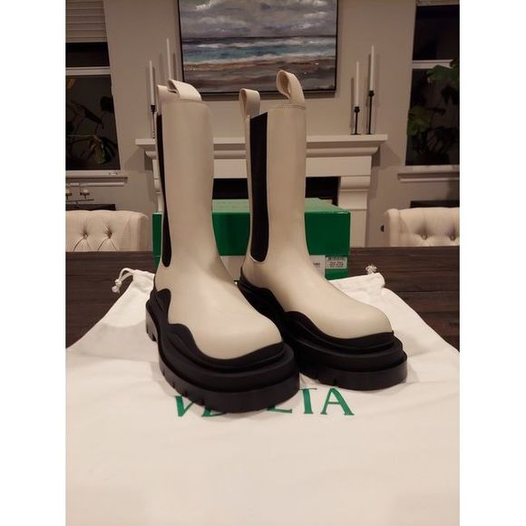 Bottega Veneta Women Off-White Rubber-Trimmed Leather Chelsea Boots/Booties